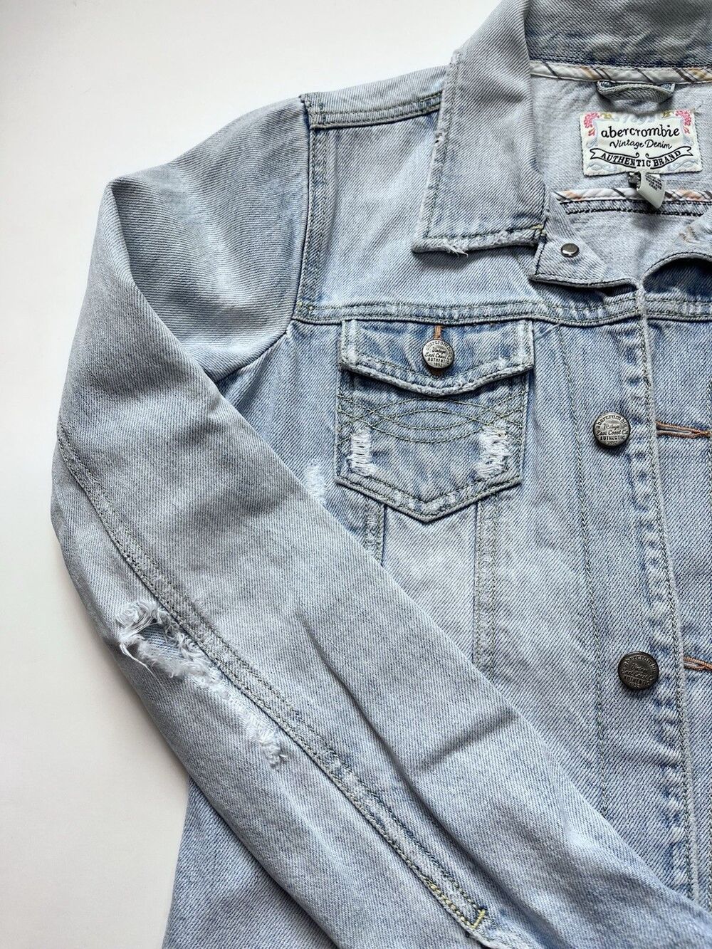 VTG Y2K Abercrombie & Fitch Womens XL Denim Jacket Light Wash Trucker Distressed - Picture 4 of 8